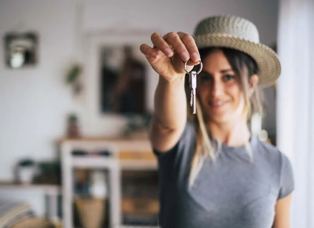 Renters-Insurance-Close-up-Blurred-Image-of-a-Happy-Female-Tenant-Proudly-Displaying-House-Keys-in-Focus-as-She-Moves-Into-Her-First-Apartment-1024x745